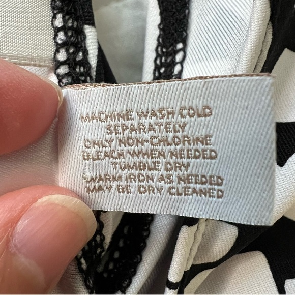 2/$30 Chico's Graphic Tank in Black and White SZ 3 Chico's= XL 16 - Picture 8 of 10